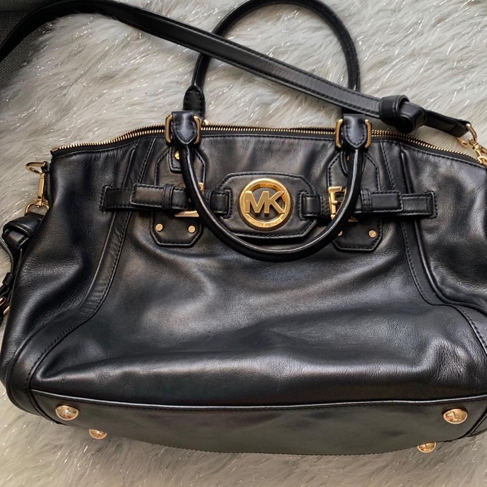 BEAUTIFUL MICHEAL KORS SHOULDER BAG